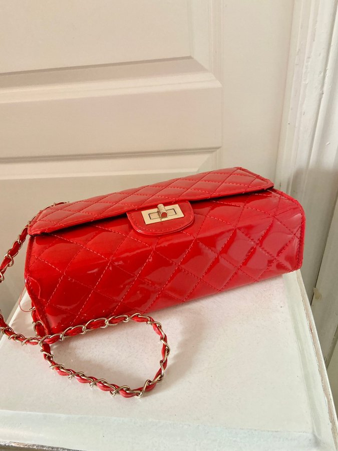 Boohoo Red Patent Quilted Cross Body Bag Lack Guld detaljer