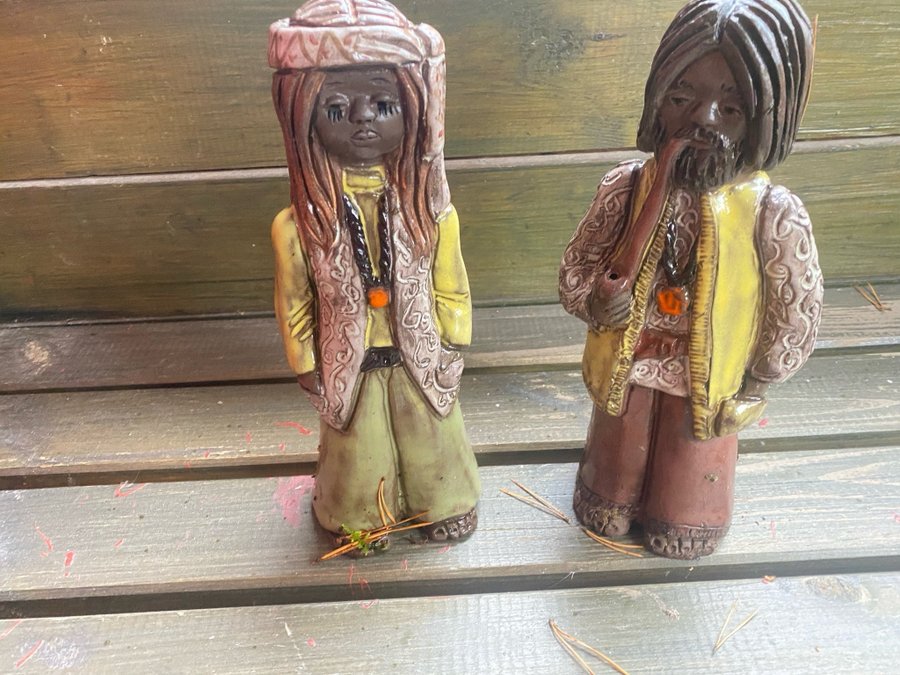 Två Keramikfigurer i Hippie-stil