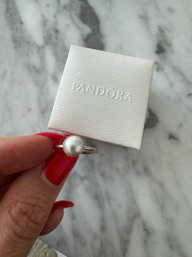 Ring från Pandora i silver i stl 56