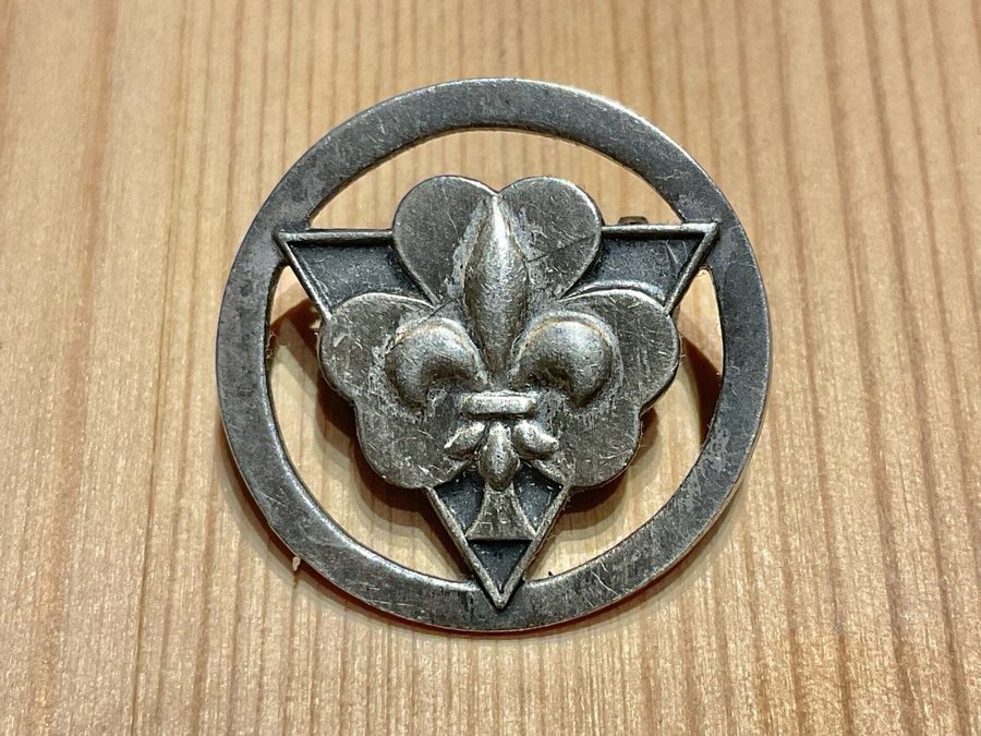 Äldre Sällsynt brosch Scouternas Emblem / vitmetall/ silvermetall.