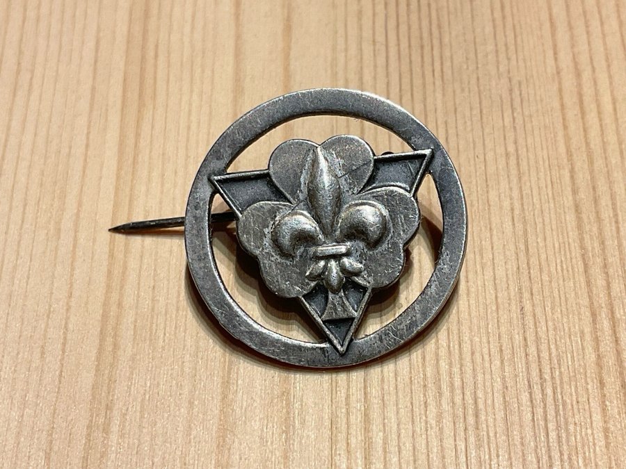 Äldre Sällsynt brosch Scouternas Emblem / vitmetall/ silvermetall.