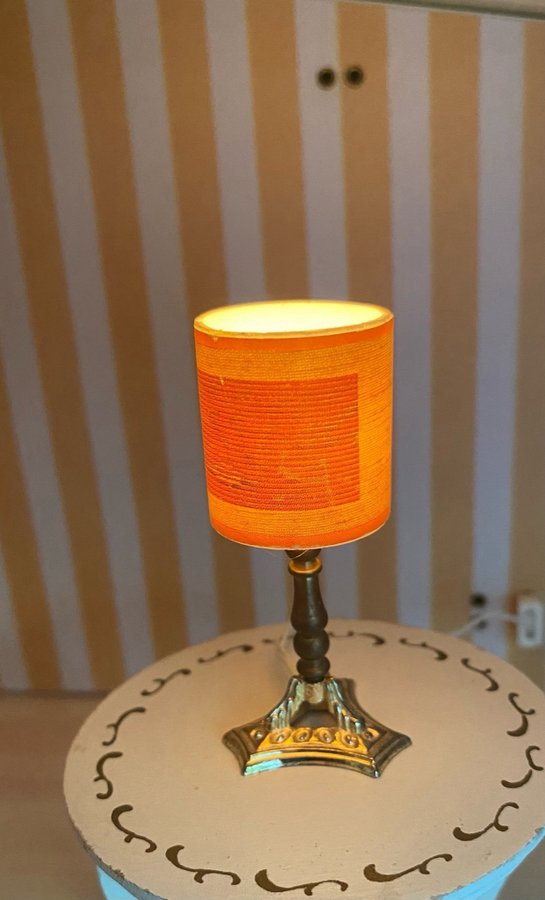 Retro Lundby bordslampa lyser så fint