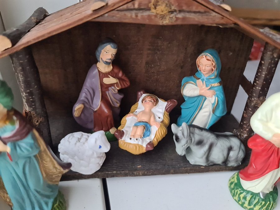 Vintage! Krubba Julkrubba med figurer Jul Julpynt Advent Jesusbarnet