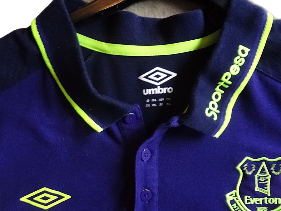 Everton fotbollströja med gula detaljer. Umbro , storlek 2XL