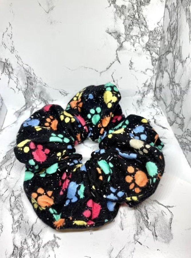 Flerfärgad tassavtryck överdimensionerad XXL Scrunchie Enchanted Scrunch NY