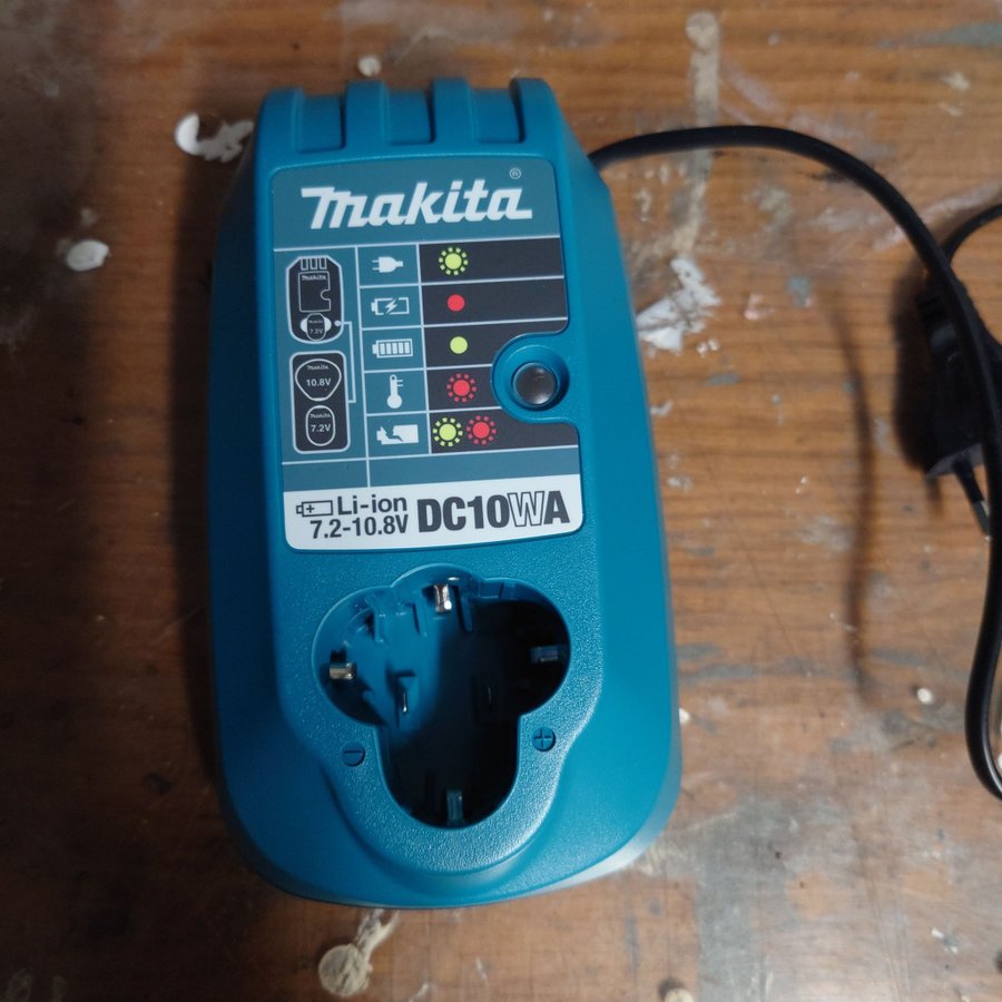 Makita Laddare DC10WA