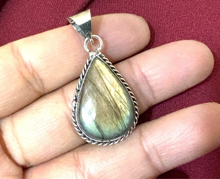 Labradorite Silver pendant - tear drop- stone Queen