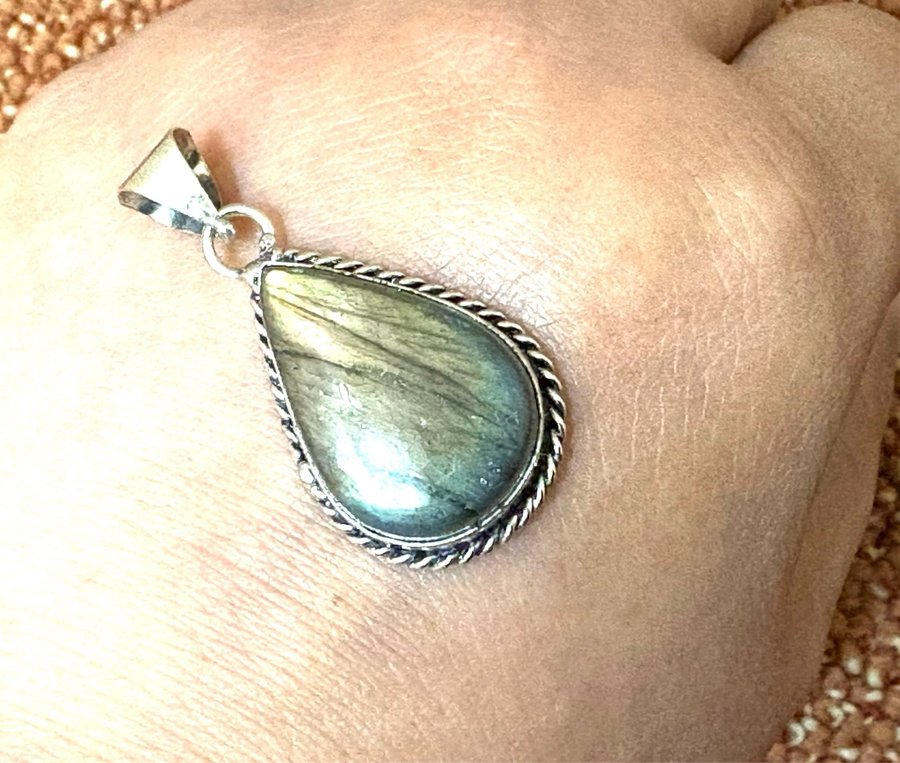 Labradorite Silver pendant - tear drop- stone Queen