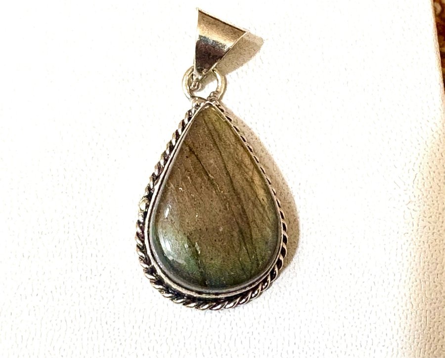 Labradorite Silver pendant - tear drop- stone Queen