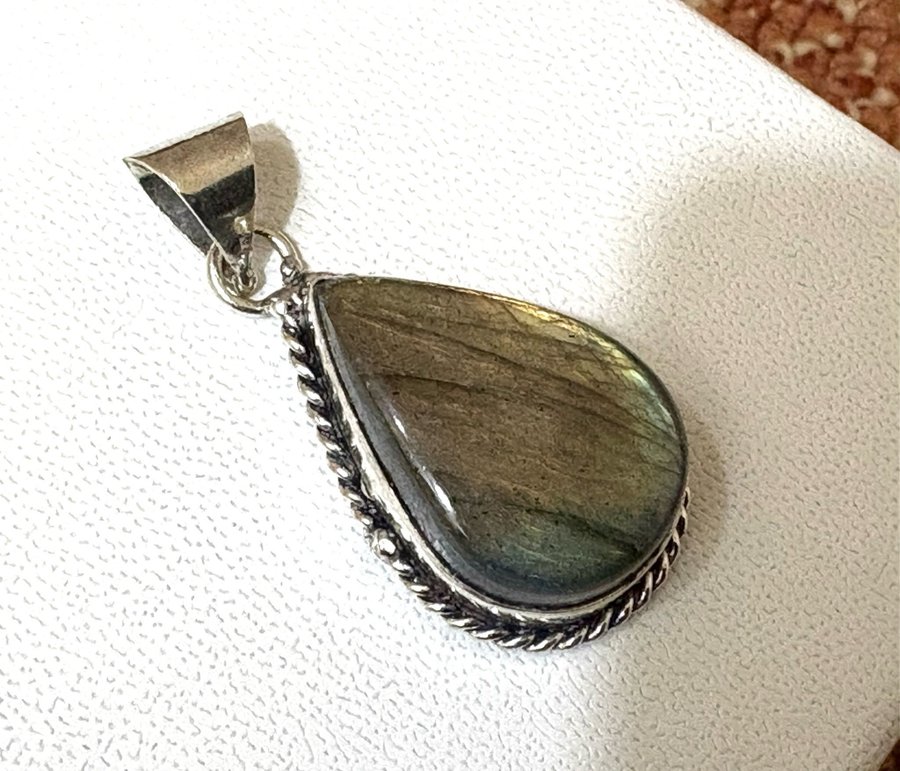 Labradorite Silver pendant - tear drop- stone Queen