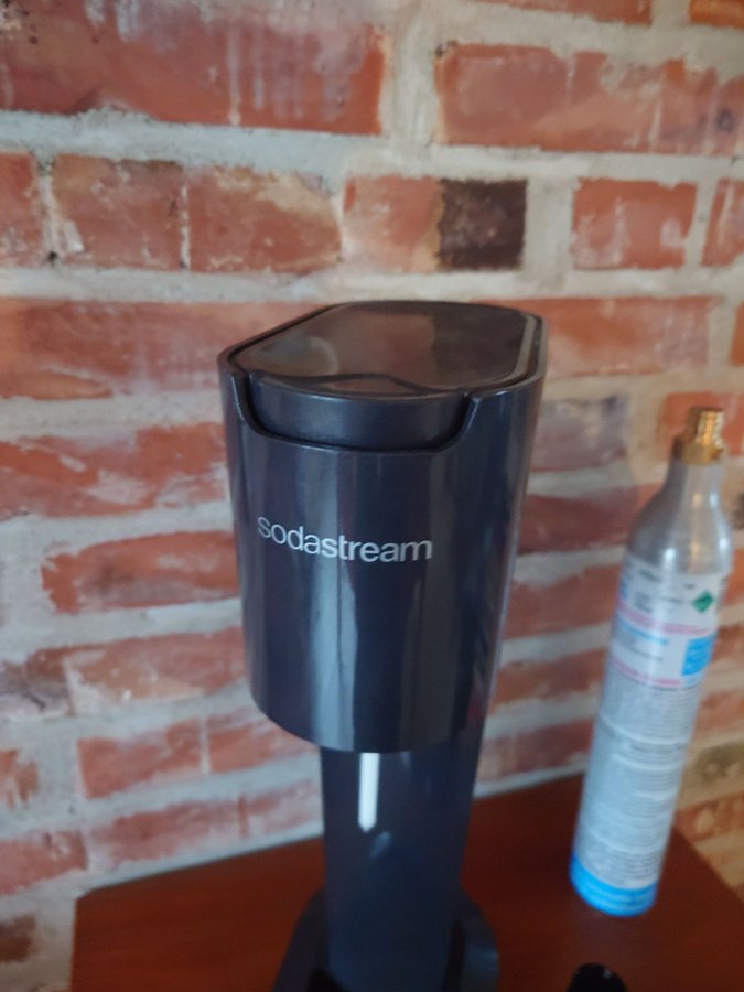 Sælger min Sodastream-maskine i flot mørkgrå farve m co2 flaske mm