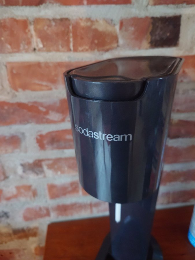 Sælger min Sodastream-maskine i flot mørkgrå farve m co2 flaske mm