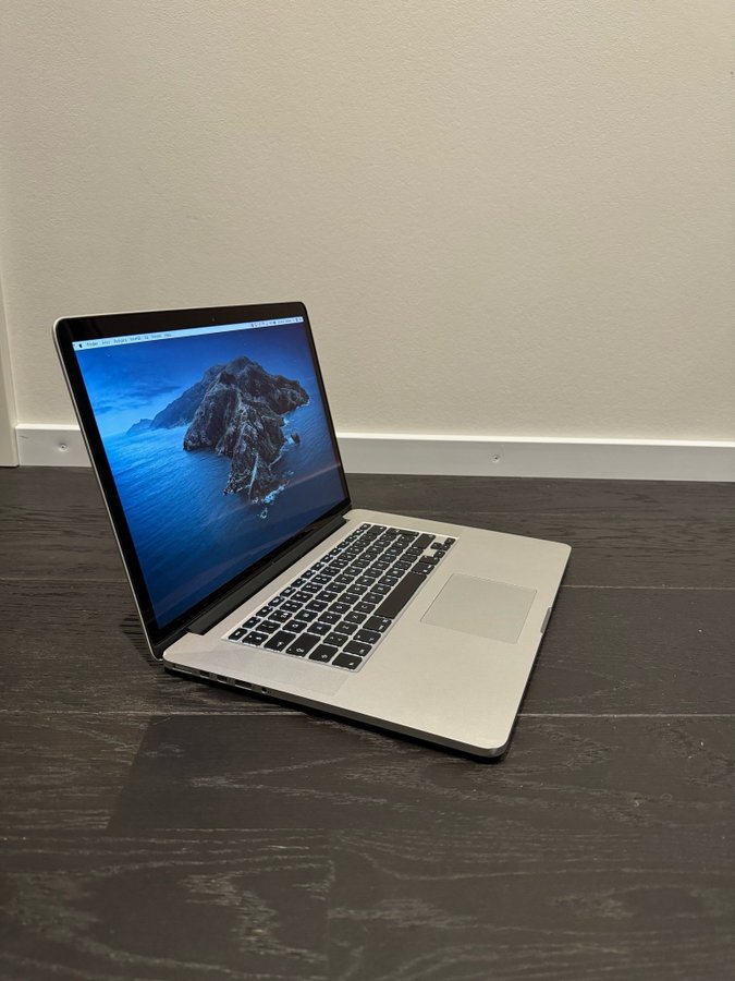 MacBook Pro 15 tum + gratis apple mus på köpet