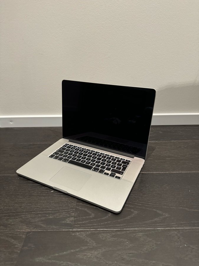 MacBook Pro 15 tum + gratis apple mus på köpet