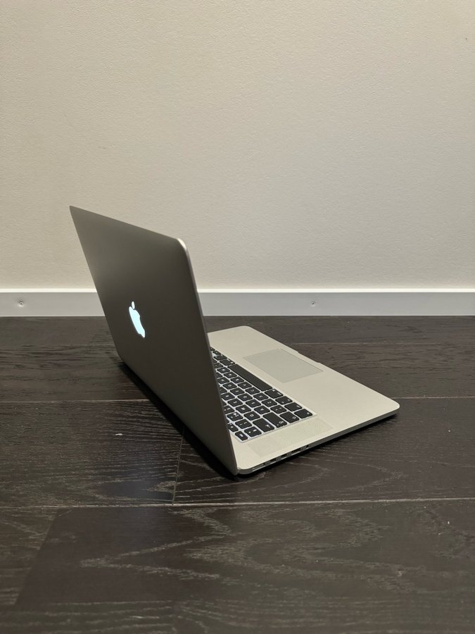 MacBook Pro 15 tum + gratis apple mus på köpet