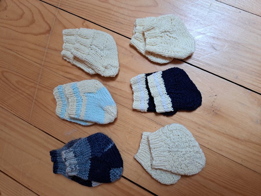 6 par handstickade sockor till Baby Born