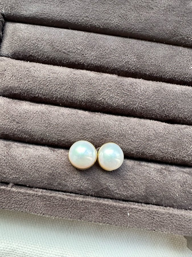 A pair of 18k gold Mabe pearl earrings