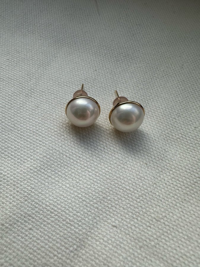 A pair of 18k gold Mabe pearl earrings