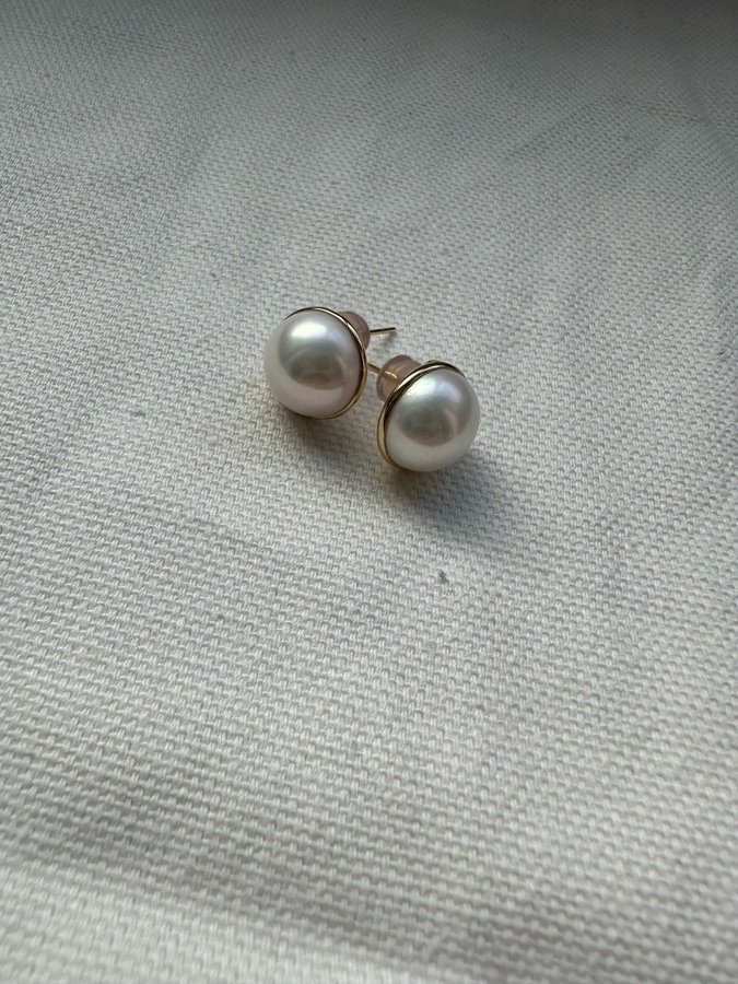 A pair of 18k gold Mabe pearl earrings