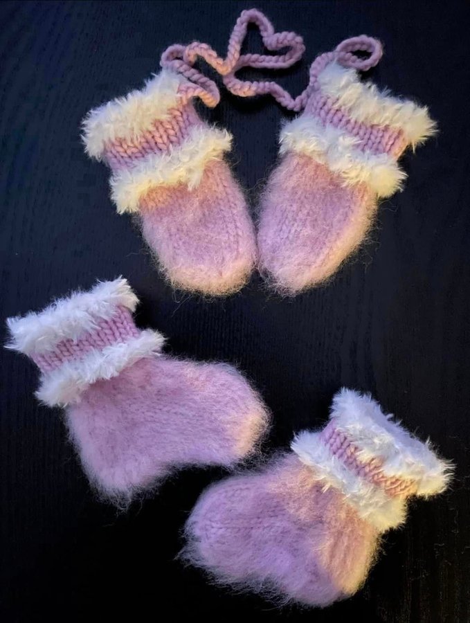 Handstickade Babysockar samt Vantar i 100% Ull, Storlek ca 0-3 mån