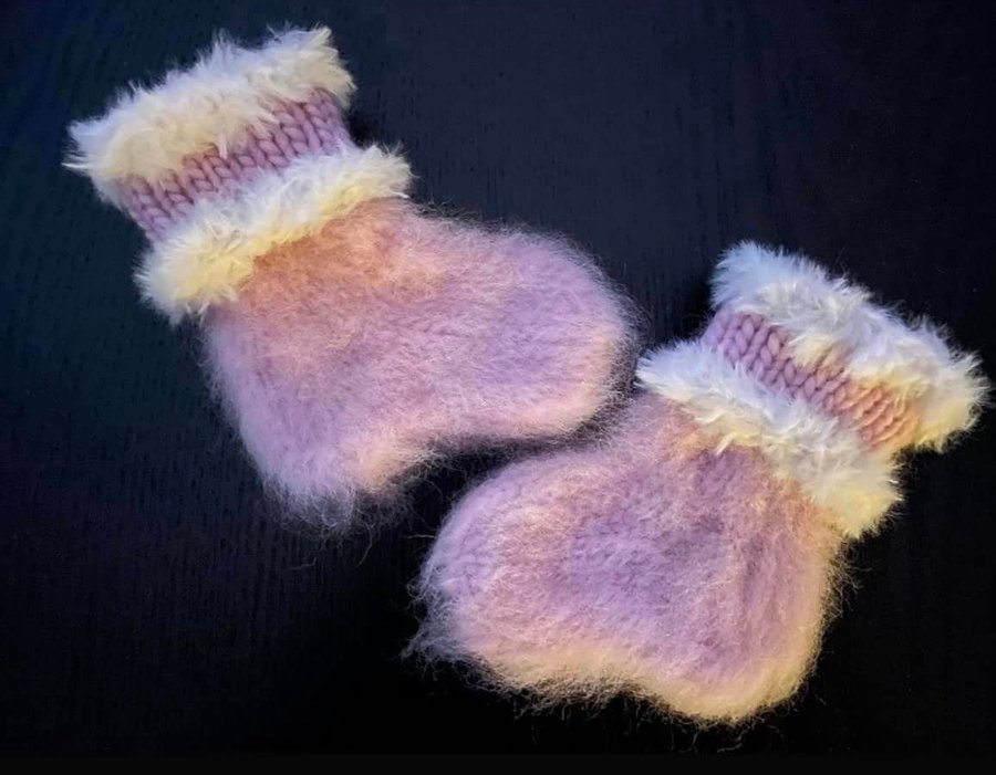 Handstickade Babysockar samt Vantar i 100% Ull, Storlek ca 0-3 mån