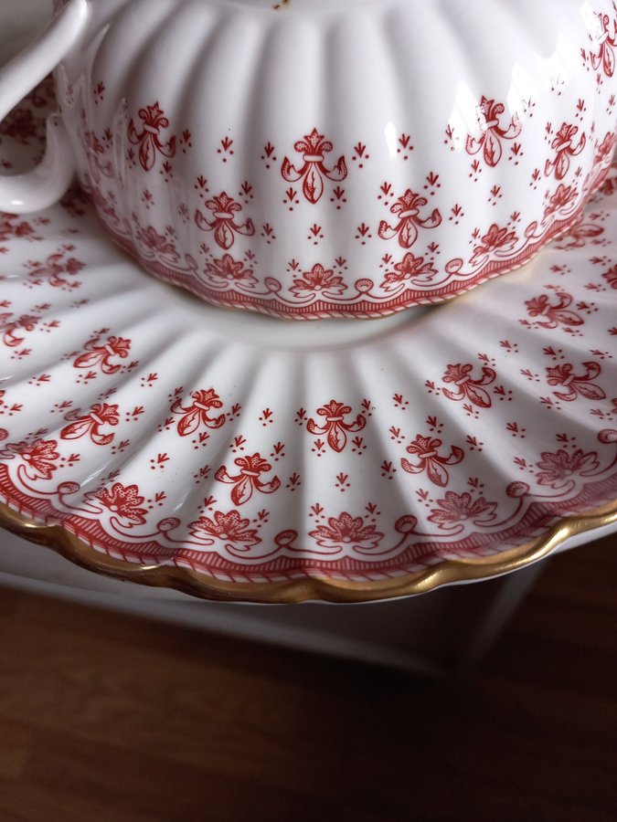 Eight Spode Porcelain Fleur De Lys Red Soup Bowls and Plates