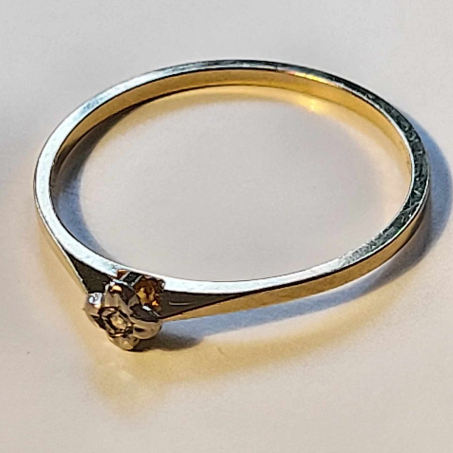 Fin diamantring 18k guld guldring med en liten diamant 185 mm 132 gram