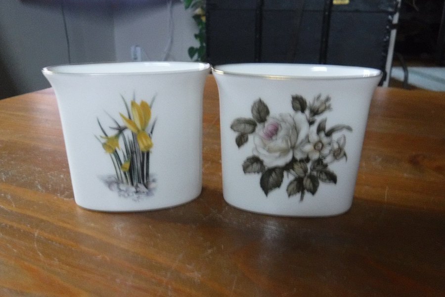 2 söta små vaser Royal Worcester fine bone China