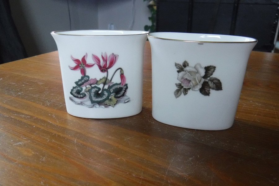 2 söta små vaser Royal Worcester fine bone China