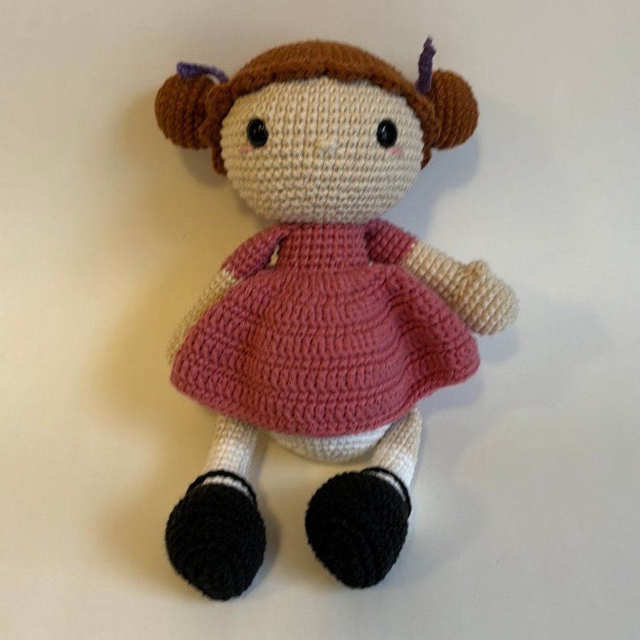 Handgjord virkad docka amigurumi