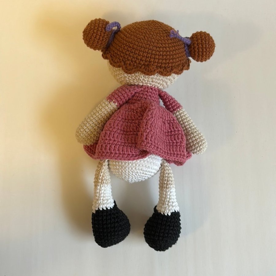 Handgjord virkad docka amigurumi