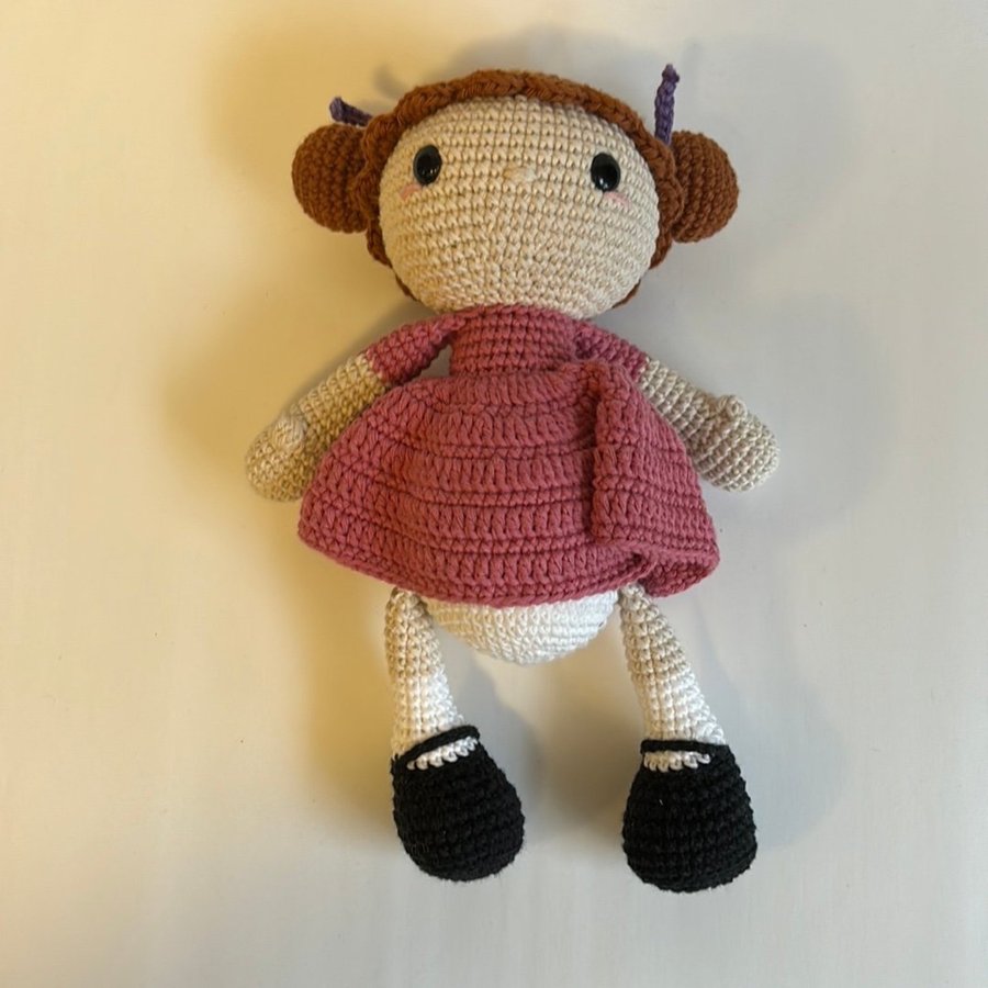 Handgjord virkad docka amigurumi