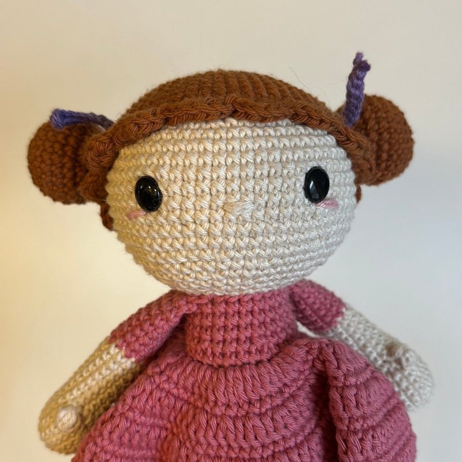 Handgjord virkad docka amigurumi