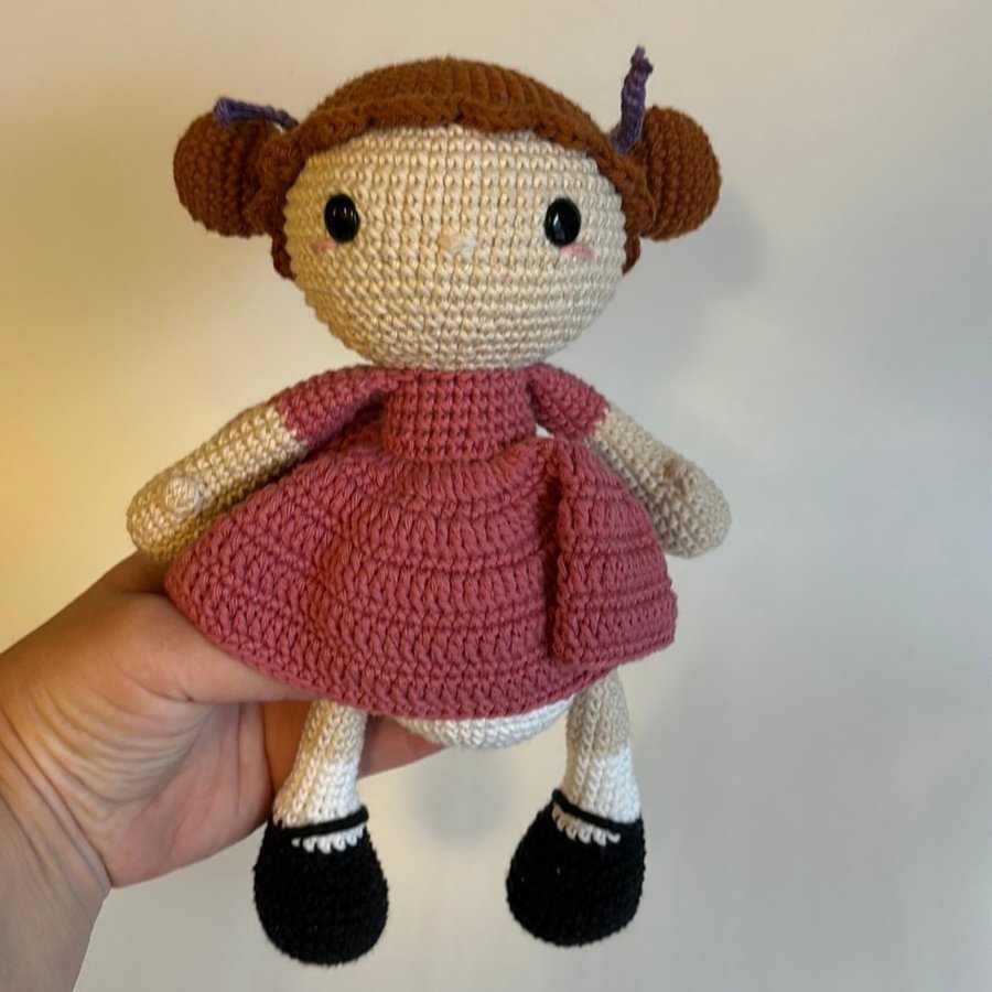 Handgjord virkad docka amigurumi