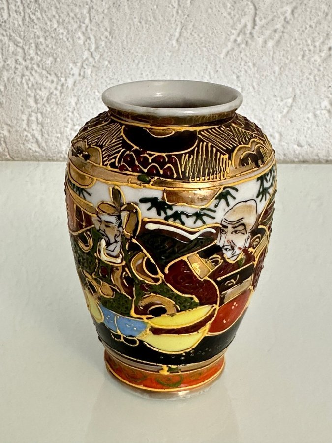 Japanische Vase mit Goldverzierungen