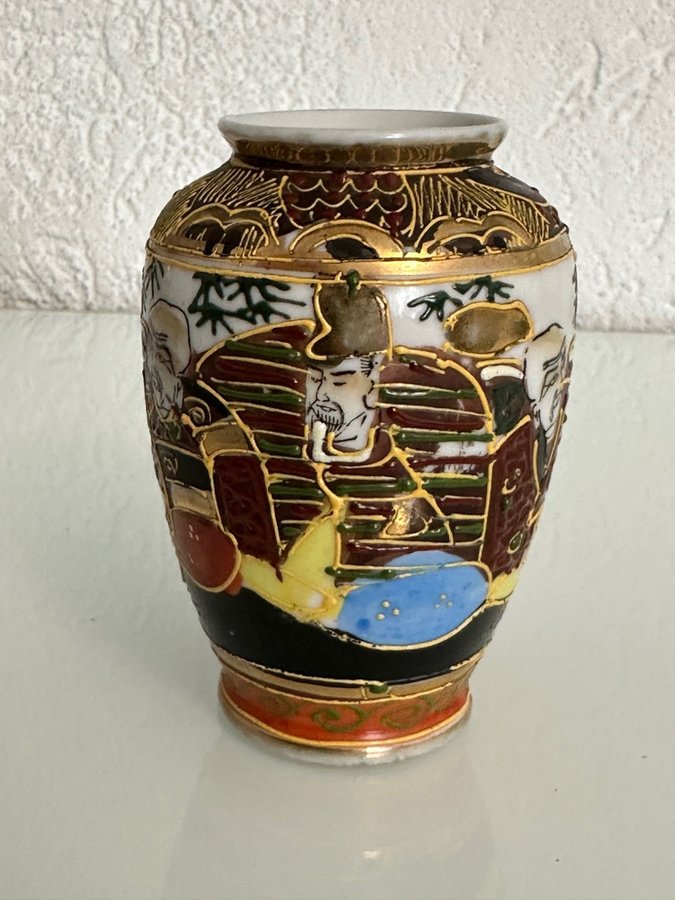 Japanische Vase mit Goldverzierungen