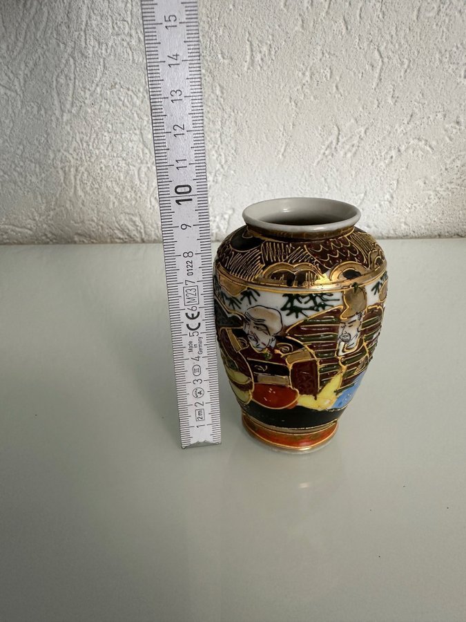 Japanische Vase mit Goldverzierungen