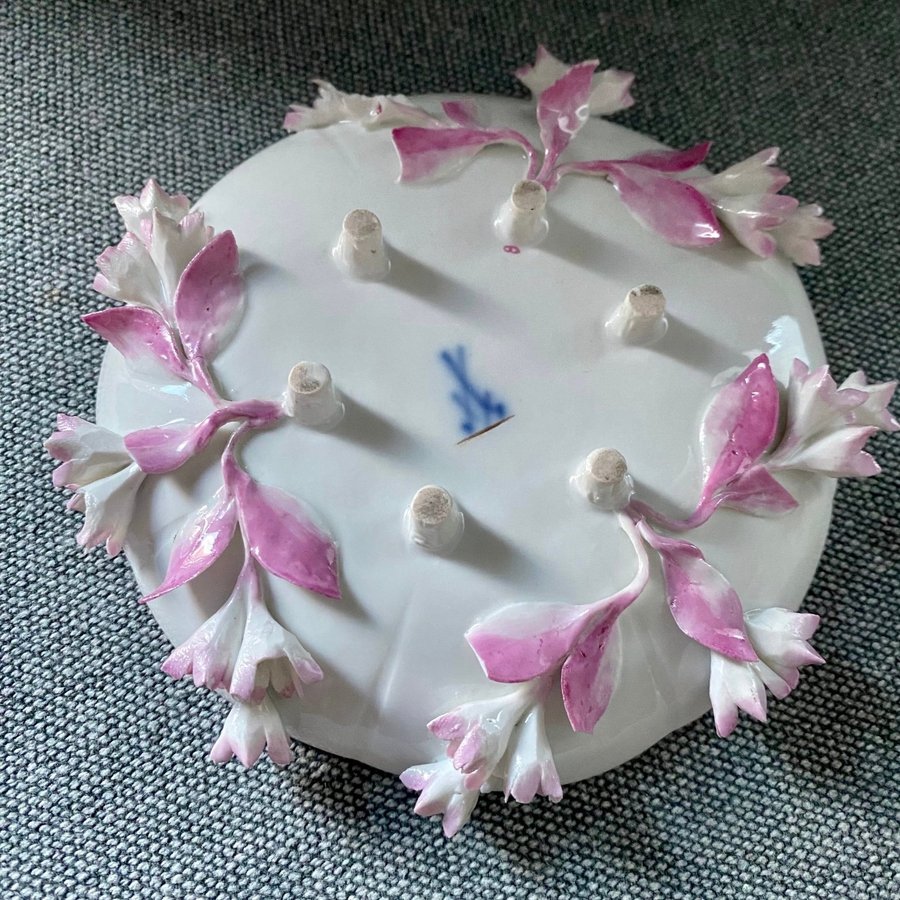 Gammal Meissen Applique porslinskopp och fat med blommor