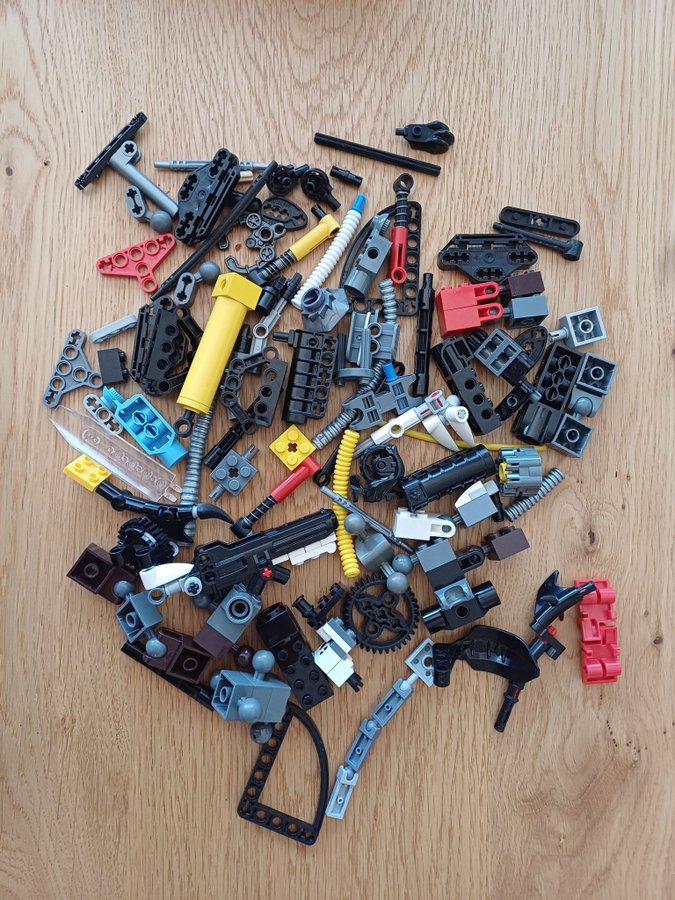 Lego Technic delar i olika färger och delat