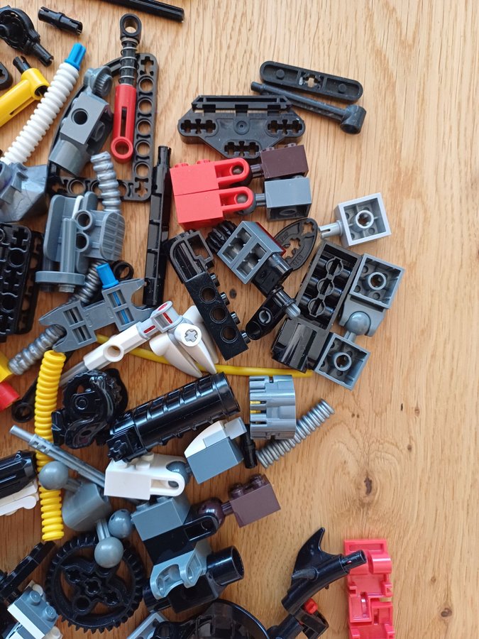 Lego Technic delar i olika färger och delat