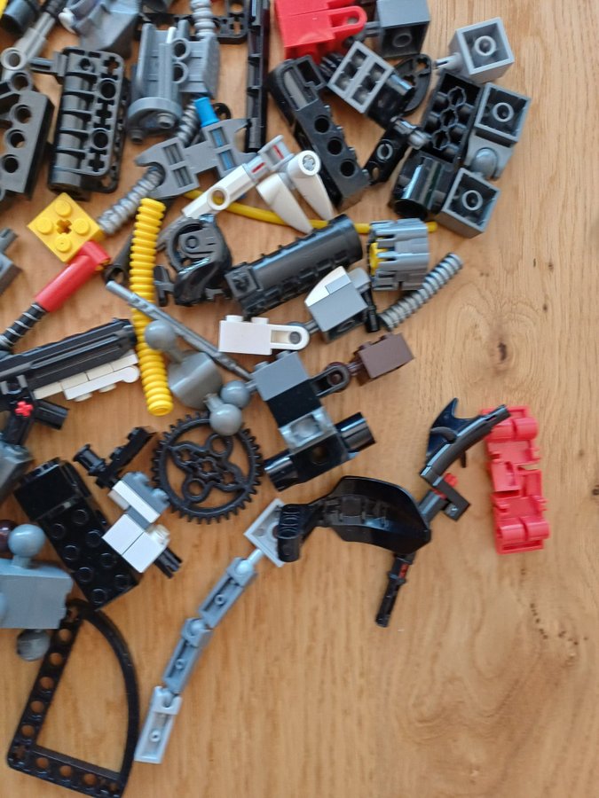 Lego Technic delar i olika färger och delat