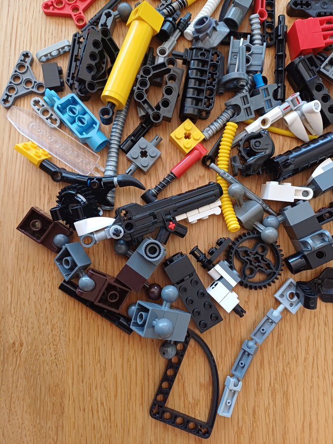 Lego Technic delar i olika färger och delat