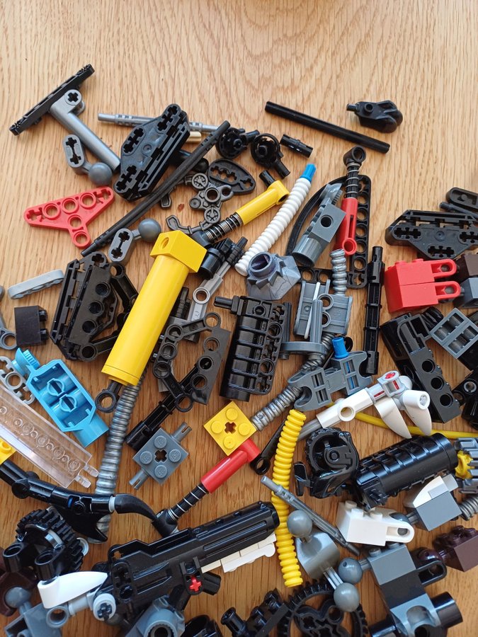 Lego Technic delar i olika färger och delat