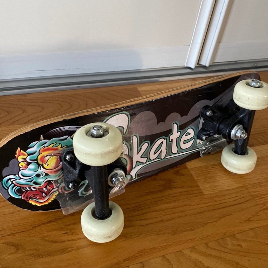 Skateboard med drakmotiv längd 43 cm