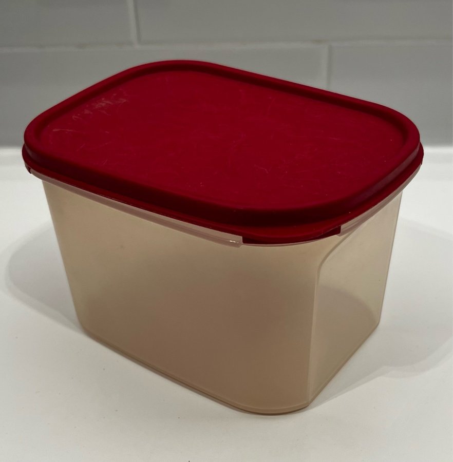 Tupperware burk med rött lock