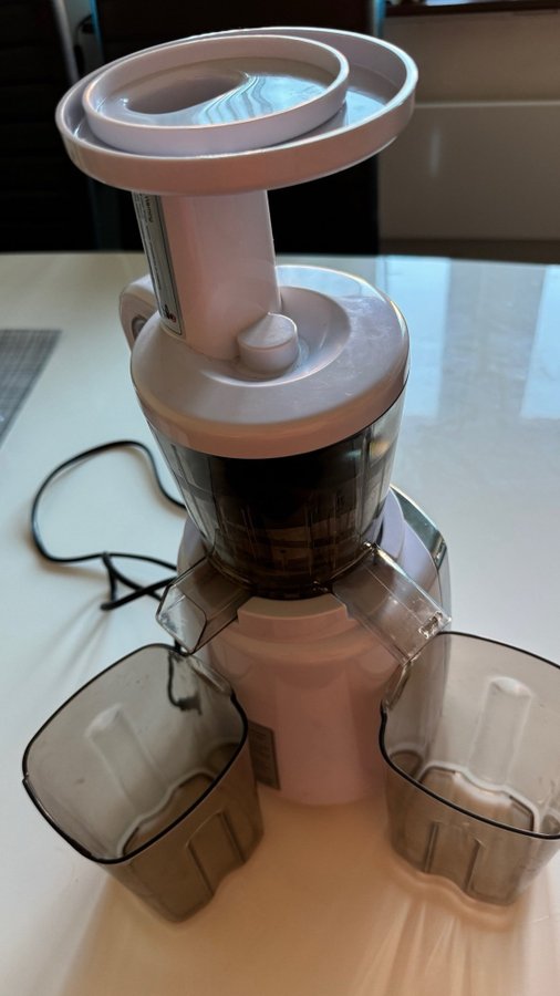 Emerio ”slow juicer” saftcentrifug separerar juice resp frukt-/grönsaks”kött”