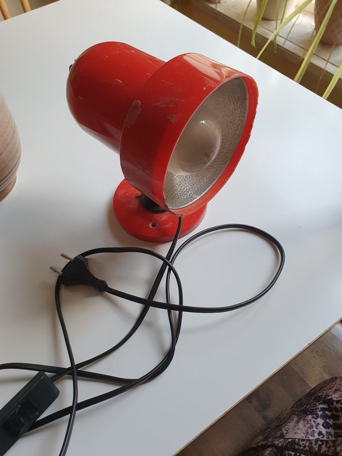 Röd retro vägglampa