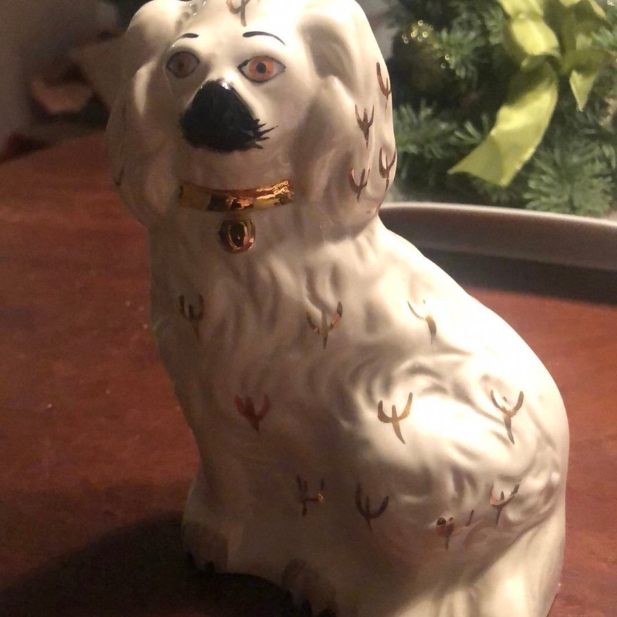 Porcelænshund med gulddetaljer