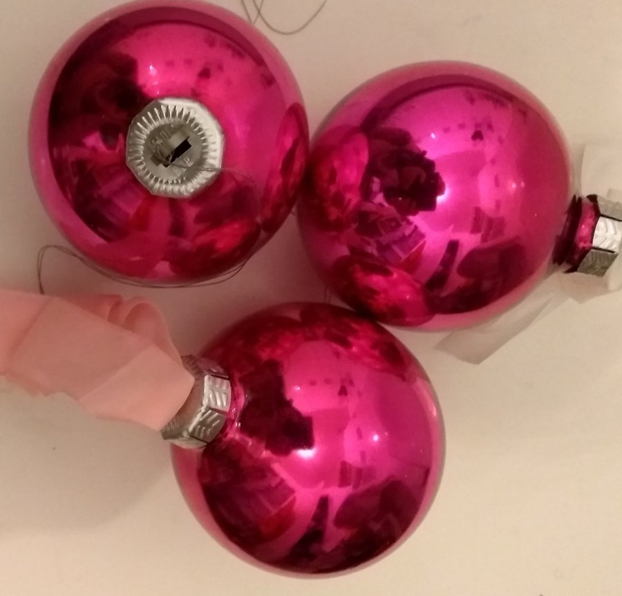 3 stora rosa julgranskulor av glas