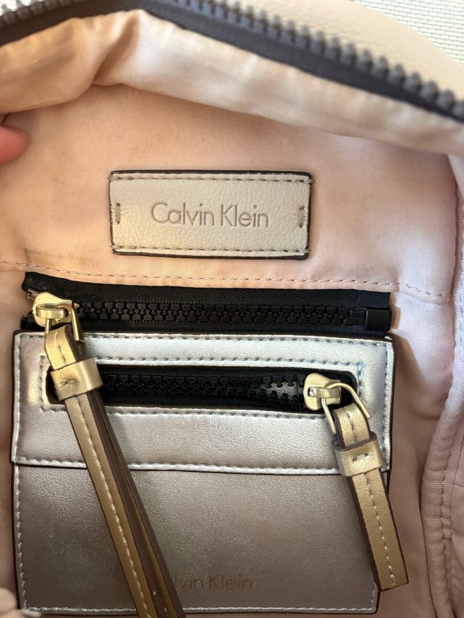 Calvin Klein axelremsväska i läder